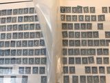 un grand nombre de timbres qui sont sur la table