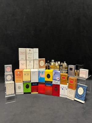 de nombreux parfums de toutes sortes exposés dans une vitrine