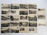 plusieurs vieilles photographies représentant des personnes et des véhicules, exposées dans un musée