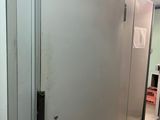 une porte métallique ouverte dans une pièce