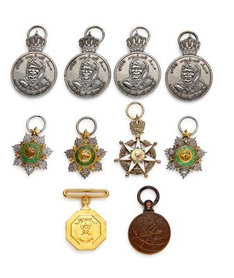 un assortiment de médailles comprenant une médaille, une médaille, une médaille et une médaille