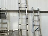 trois échelles appuyées contre le mur