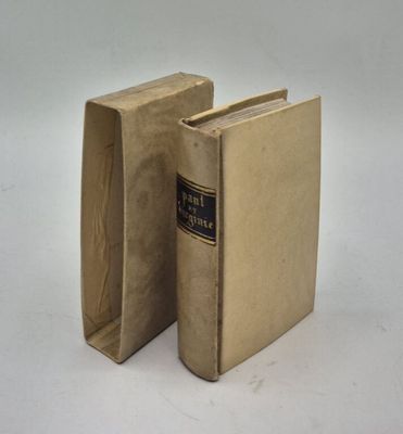 deux livres posés l'un à côté de l'autre sur une table