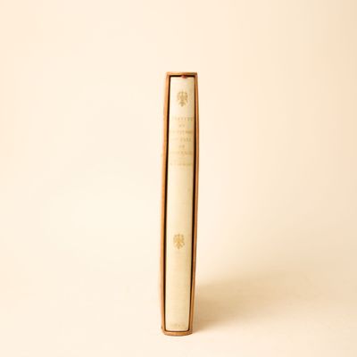 un livre posé sur une surface blanche