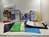 tout un tas de fournitures de bureau posées sur un bureau