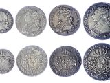 six types différents de pièces d'argent sur fond blanc