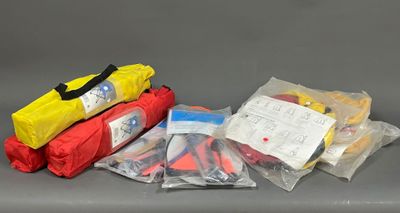 trois sacs contenant des provisions d'urgence posés sur une table