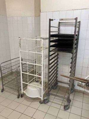 de nombreux plateaux de nourriture sur la étagère de la cuisine