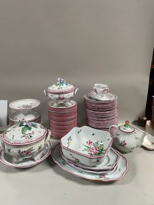 beaucoup d'assiettes et de tasses sur la table