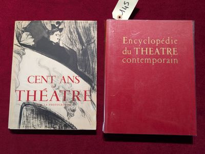 deux livres posés sur une table rouge