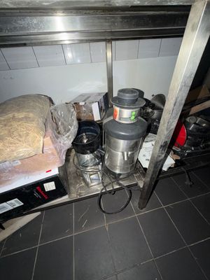 une étagère en métal sur laquelle sont posés des casseroles et des poêles