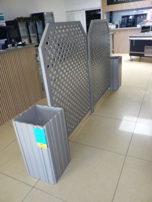 deux poubelles posées par terre l'une à côté de l'autre
