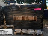 deux morceaux de bois sont empilés sur des palettes devant un bâtiment
