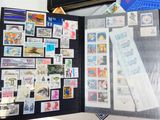 la photo d'un livre portant de nombreux timbres