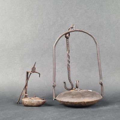 une image représentant deux objets métalliques posés sur une table