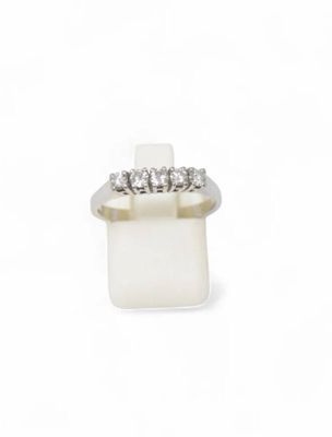 Bague en or gris 18K (750) sertie d'une ligne de cinq brilla…