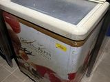 un réfrigérateur sale dans une cuisine sale avec un sol sale