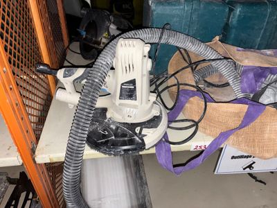 un aspirateur posé sur une table