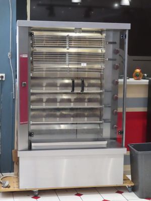 une machine placée au milieu d'une pièce