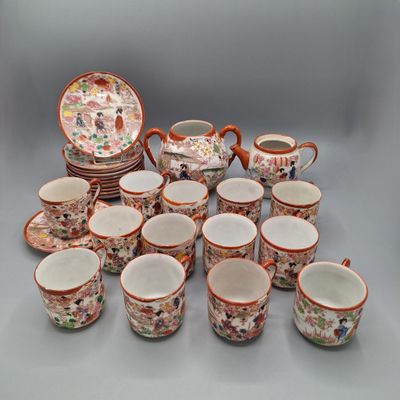 JAPON Service à thé en porcelaine à décor de scènes de palai…