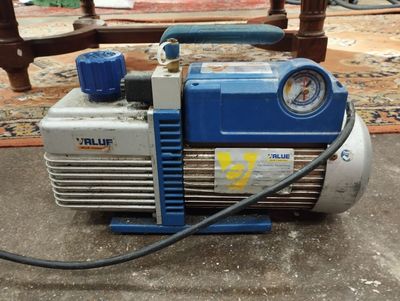 Une pompe à vide de marque VALUE, modèle TV-Vi260-R32.