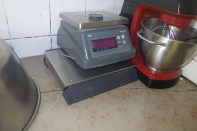 une photo représentant un mixeur et un bol de mixeur dans une cuisine