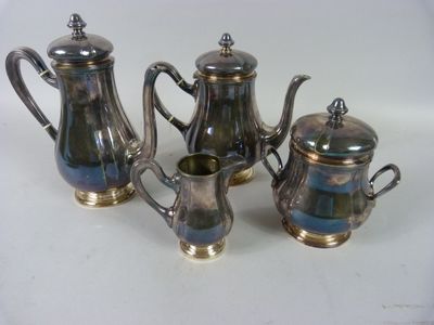 trois pièces de service à thé et à café en argent sur fond blanc