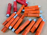 beaucoup de fils orange posés sur une table