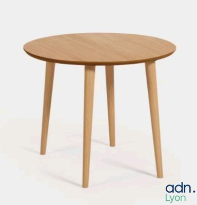 une petite table ronde aux pieds en bois sur fond blanc