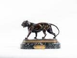 statue de lion sur un socle de marbre sur fond blanc