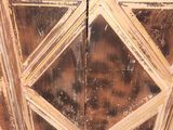 une armoire en bois surmontée d'un miroir