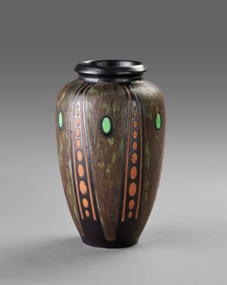 un vase marron orné de motifs verts et orange