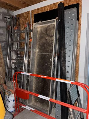 une photo d'une pièce remplie de matériaux de construction