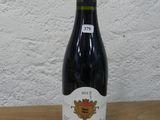 une bouteille de vin posée sur une table