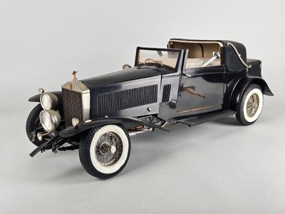 une maquette de voiture posée sur une table