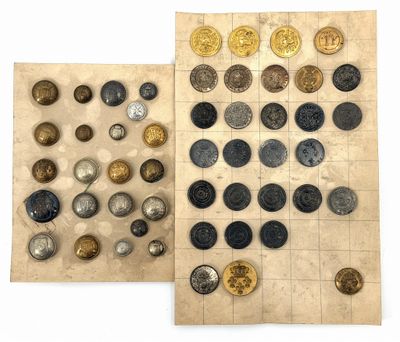 deux feuilles de papier sur lesquelles sont posées de vieilles pièces de monnaie, posées sur une surface blanche