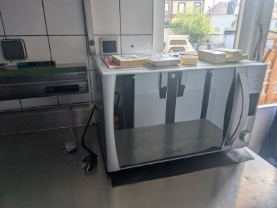 a toaster sitting on top of a counter in a kitchen