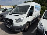 une camionnette blanche garée dans un parking à côté d'autres camionnettes