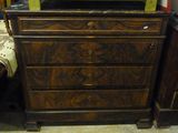 une commode surmontée d'un miroir dans une pièce