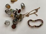 de nombreux bijoux de toutes sortes posés sur une surface blanche