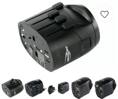 un gros plan sur un adaptateur de voyage noir équipé de quatre fiches différentes