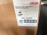 une boîte en carton posée sur le sol