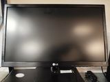 un téléviseur posé sur un bureau