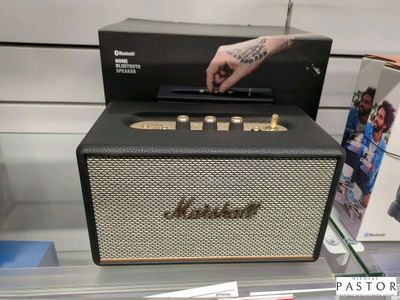 une enceinte noir et blanc exposée dans un magasin