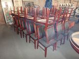 un grand nombre de chaises dans une pièce
