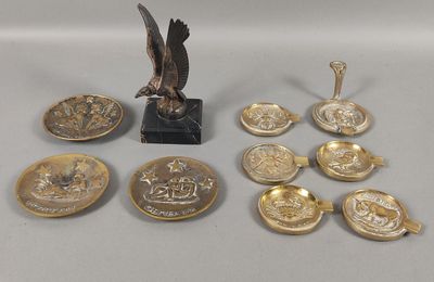de nombreux objets en laiton posés sur une table