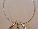 un collier en argent orné de trois breloques différentes