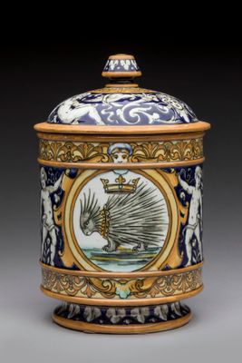 une image représentant un vase bleu et blanc orné d'un bateau