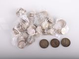 une pile de pièces de monnaie posée sur une table blanche