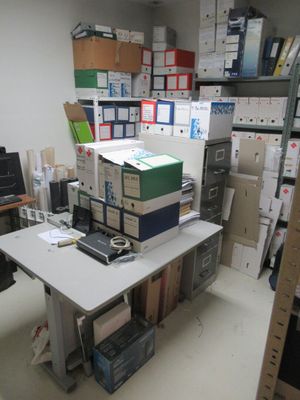 un bureau sur lequel sont posées de nombreuses boîtes